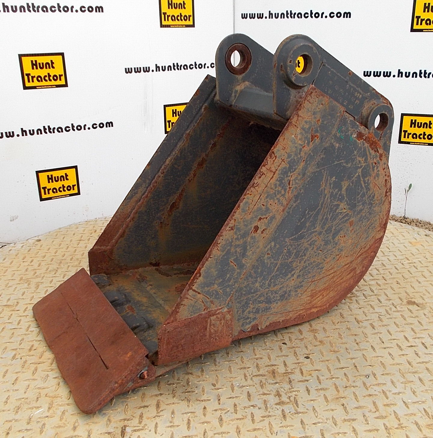 Hunt Tractor Used 16" Bobcat 811 PinOn Backhoe Bucket For Sale