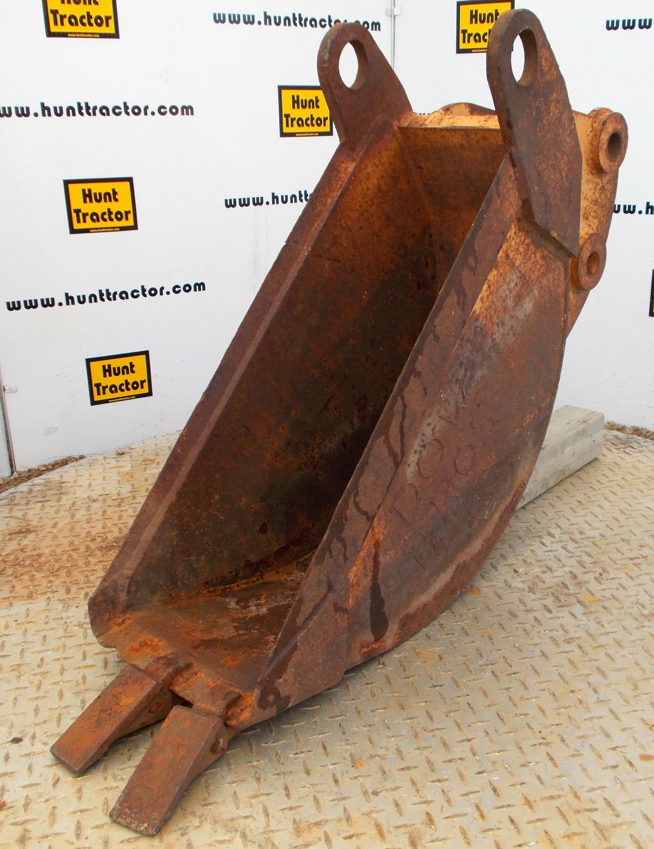 hunt-tractor-used-12-case-580k-pin-on-backhoe-bucket-for-sale