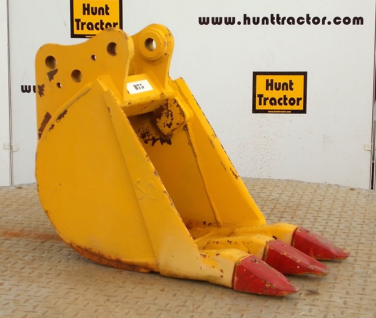 Hunt Tractor Used 12" Komatsu PC091 PinOn MiniExcavator Bucket For