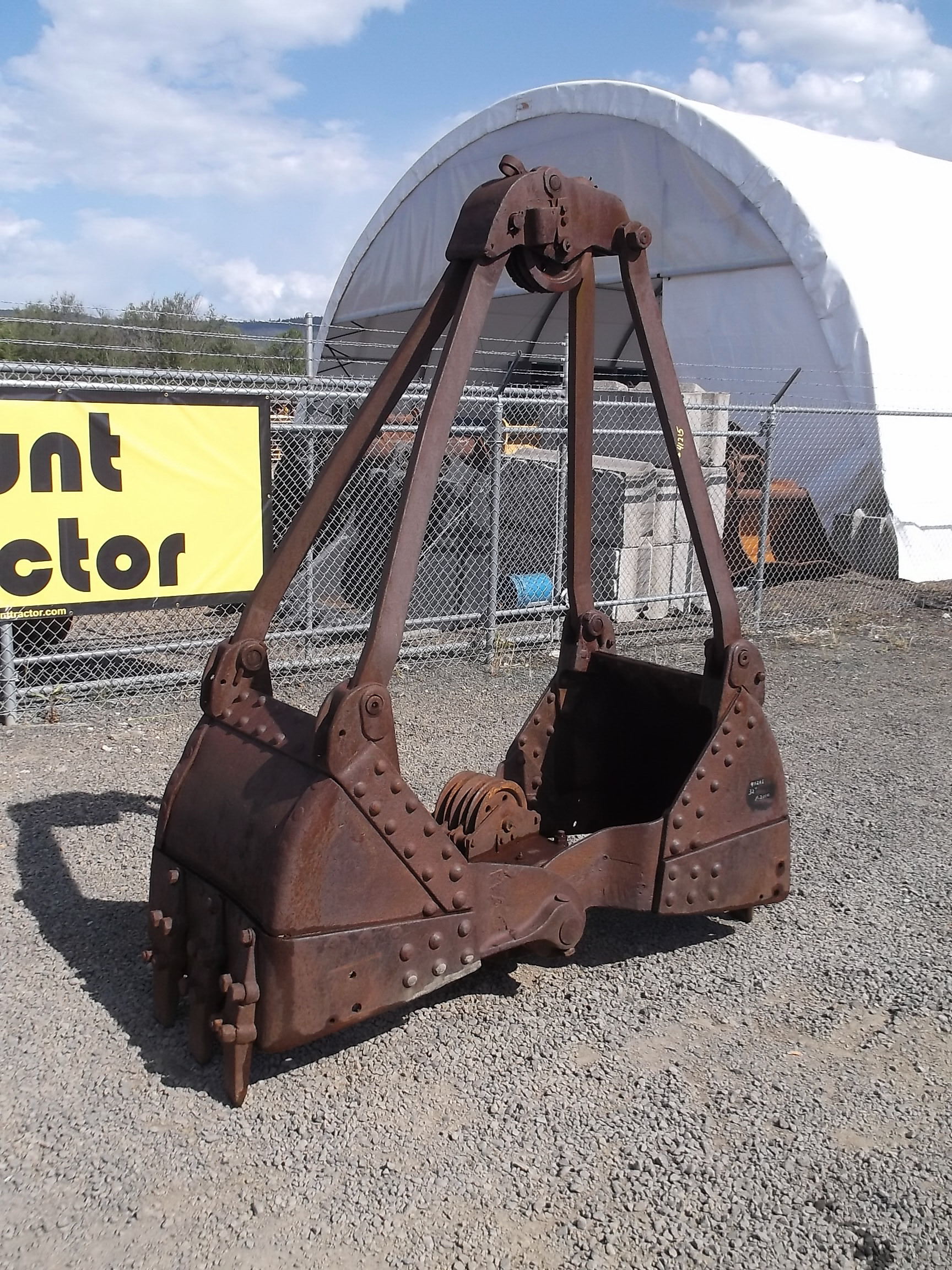 Hunt Tractor Used 32" Clamshell Bucket For Sale