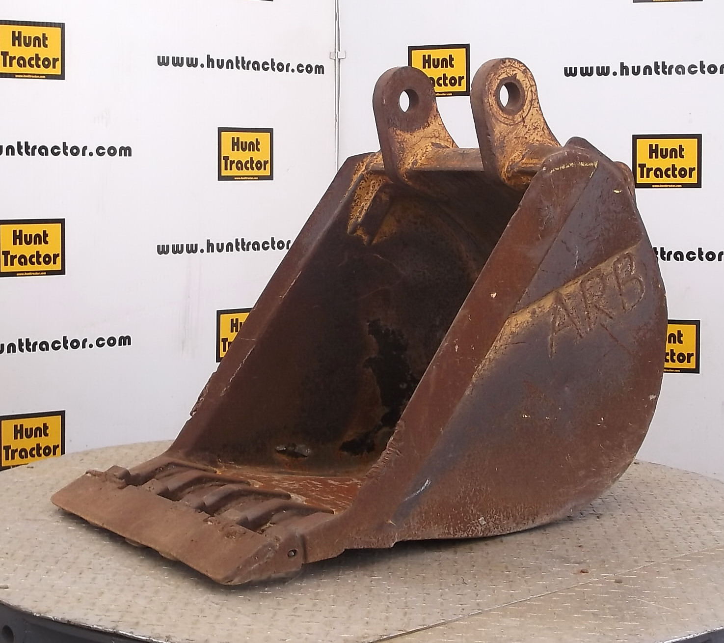 Used 24 Case 580 Super L Pin On Backhoe Bucket For Sale used-24-case-580-super-l-pin-on-backhoe-bucket-for-sale