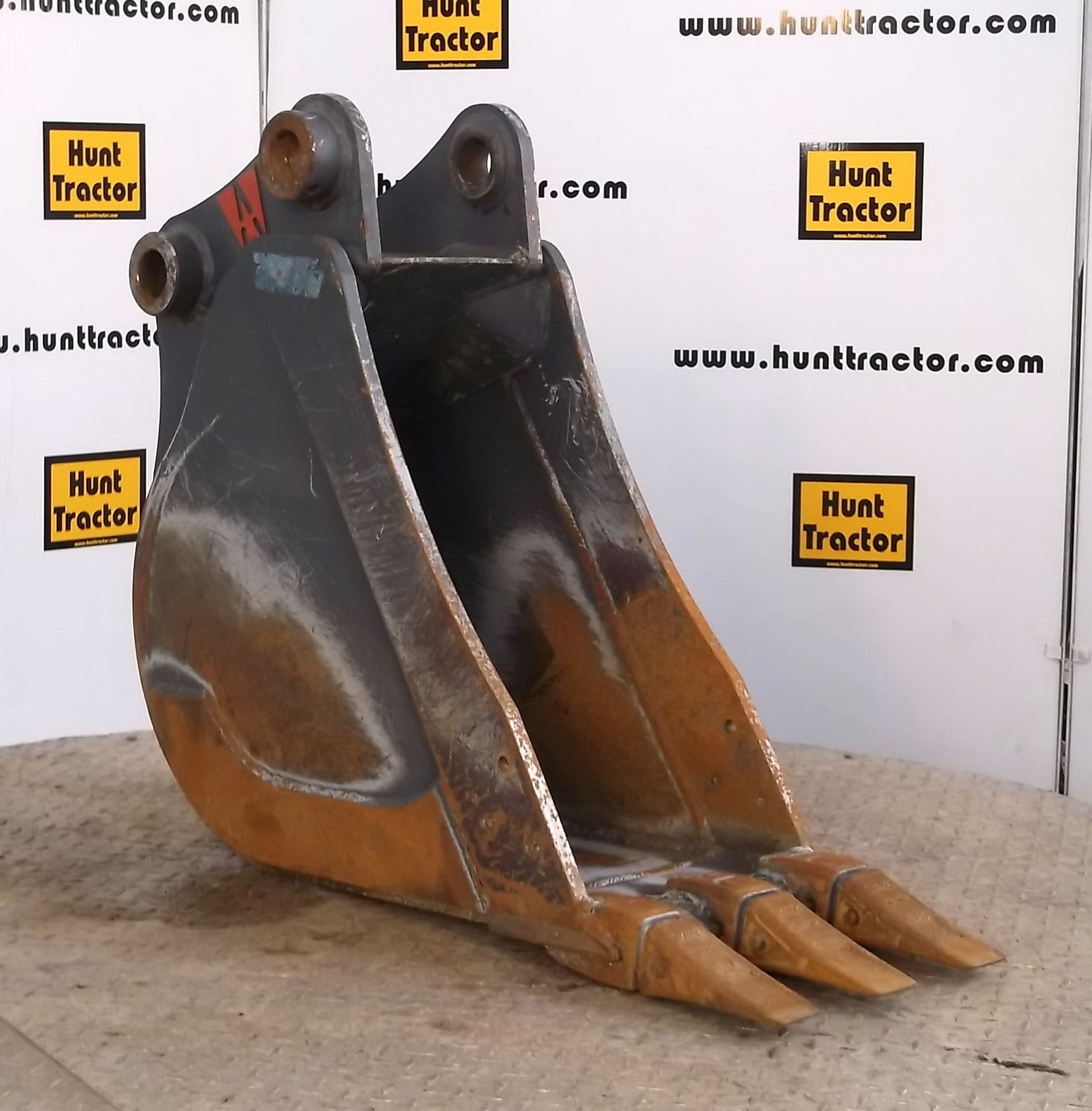 Hunt Tractor Used 12" John Deere 50 PinOn MiniExcavator Bucket For Sale