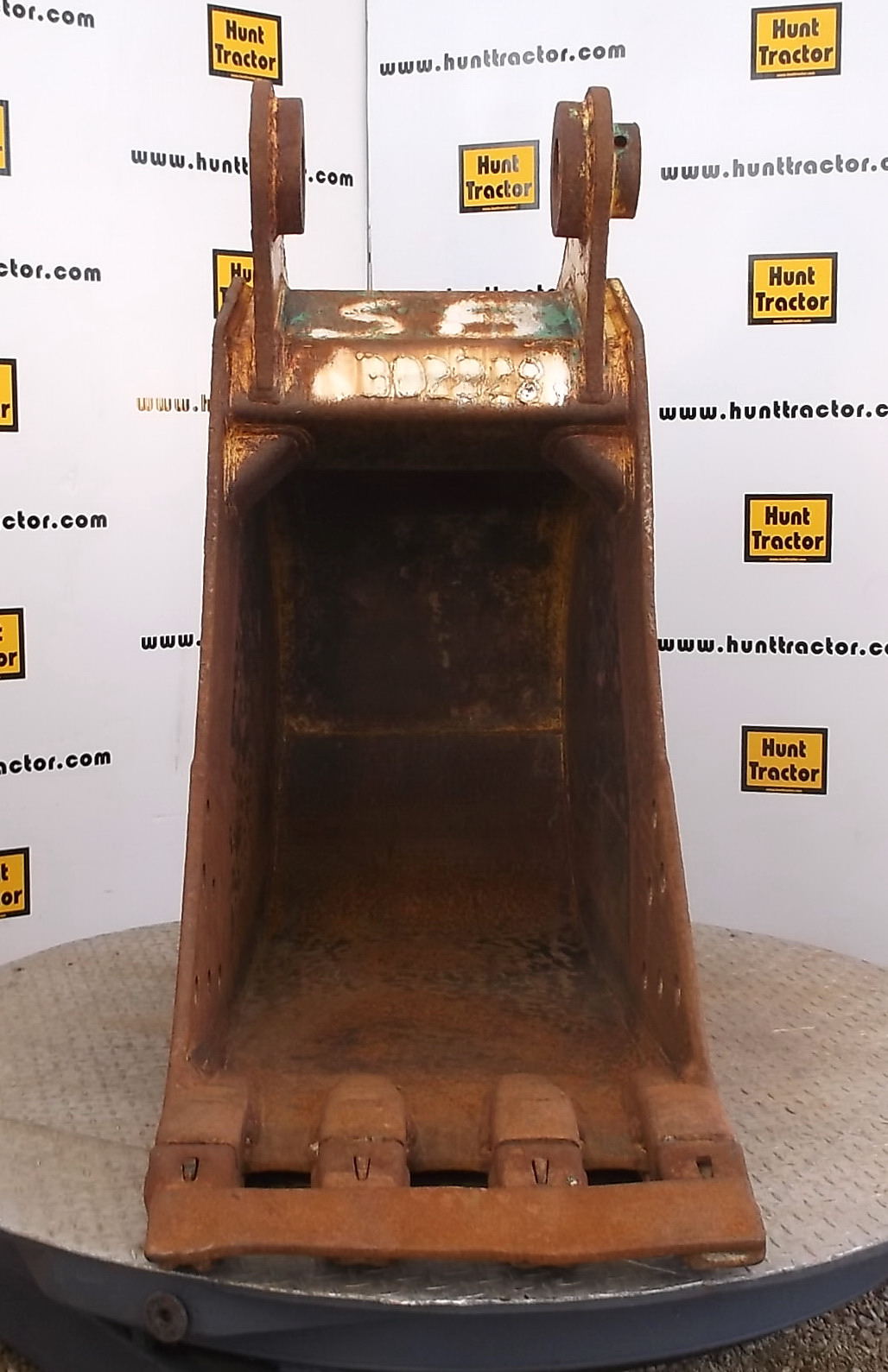 Used 24" Kobelco SK235SRLC1 PinOn Excavator Bucket For Sale