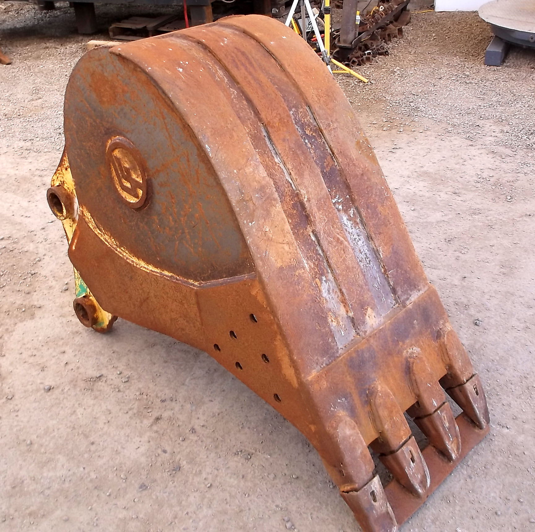 Used 24" Kobelco SK235SRLC1 PinOn Excavator Bucket For Sale