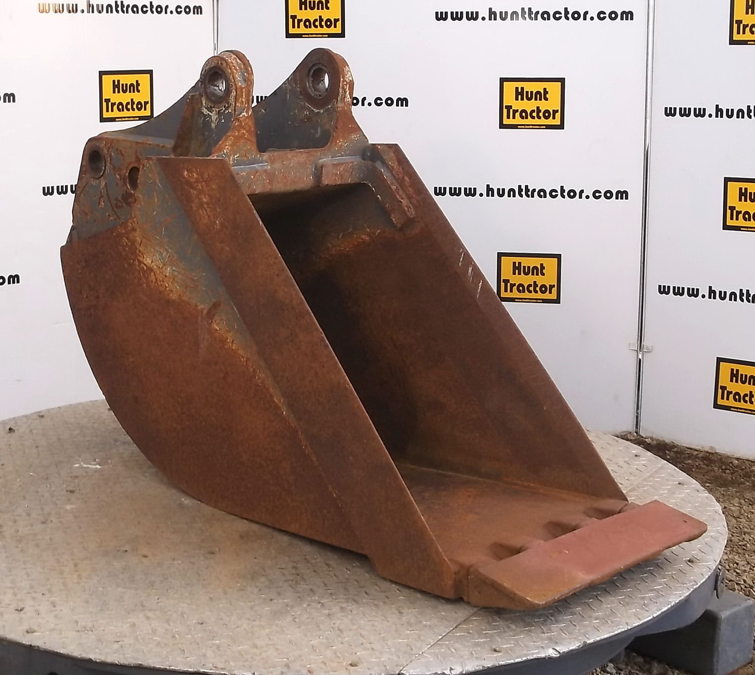 Hunt Tractor Used 18" New Holland B95B PinOn Backhoe Bucket For Sale