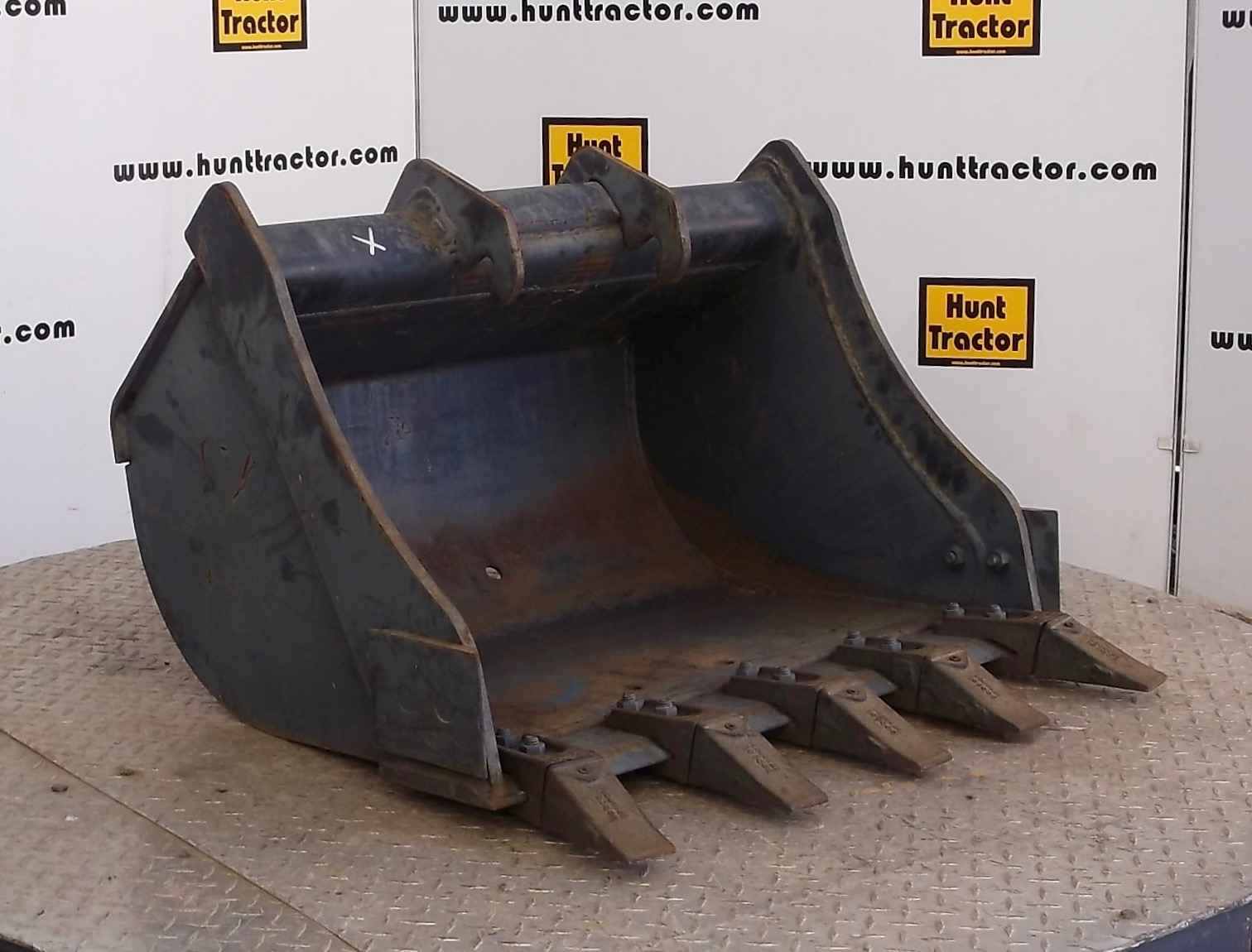 Hunt Tractor New 30" Class III Bobcat XChange MiniExcavator Bucket