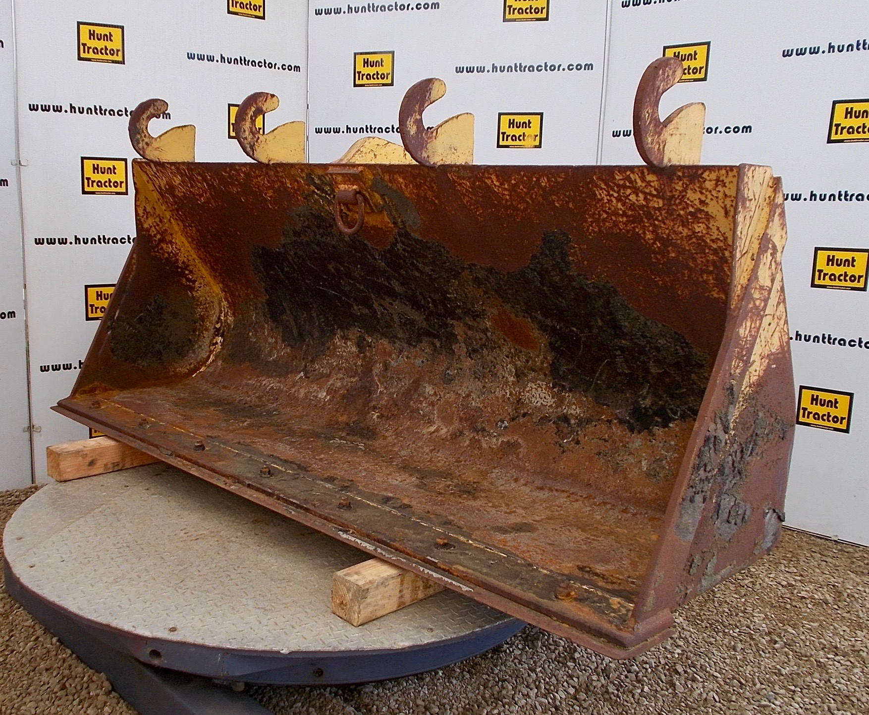 Used 86" John Deere 310E PinOn General Purpose Loader Bucket For Sale