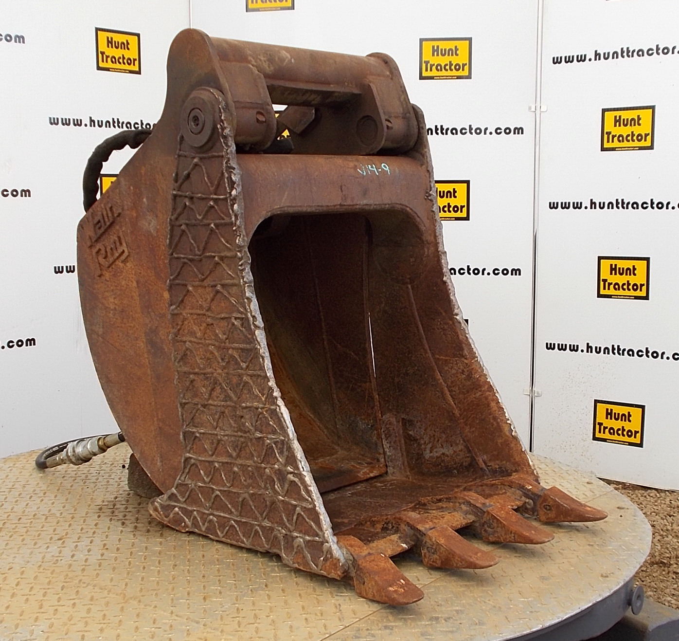 Used 24" 1/4 Yd WainRoy Jaw Bucket For Sale