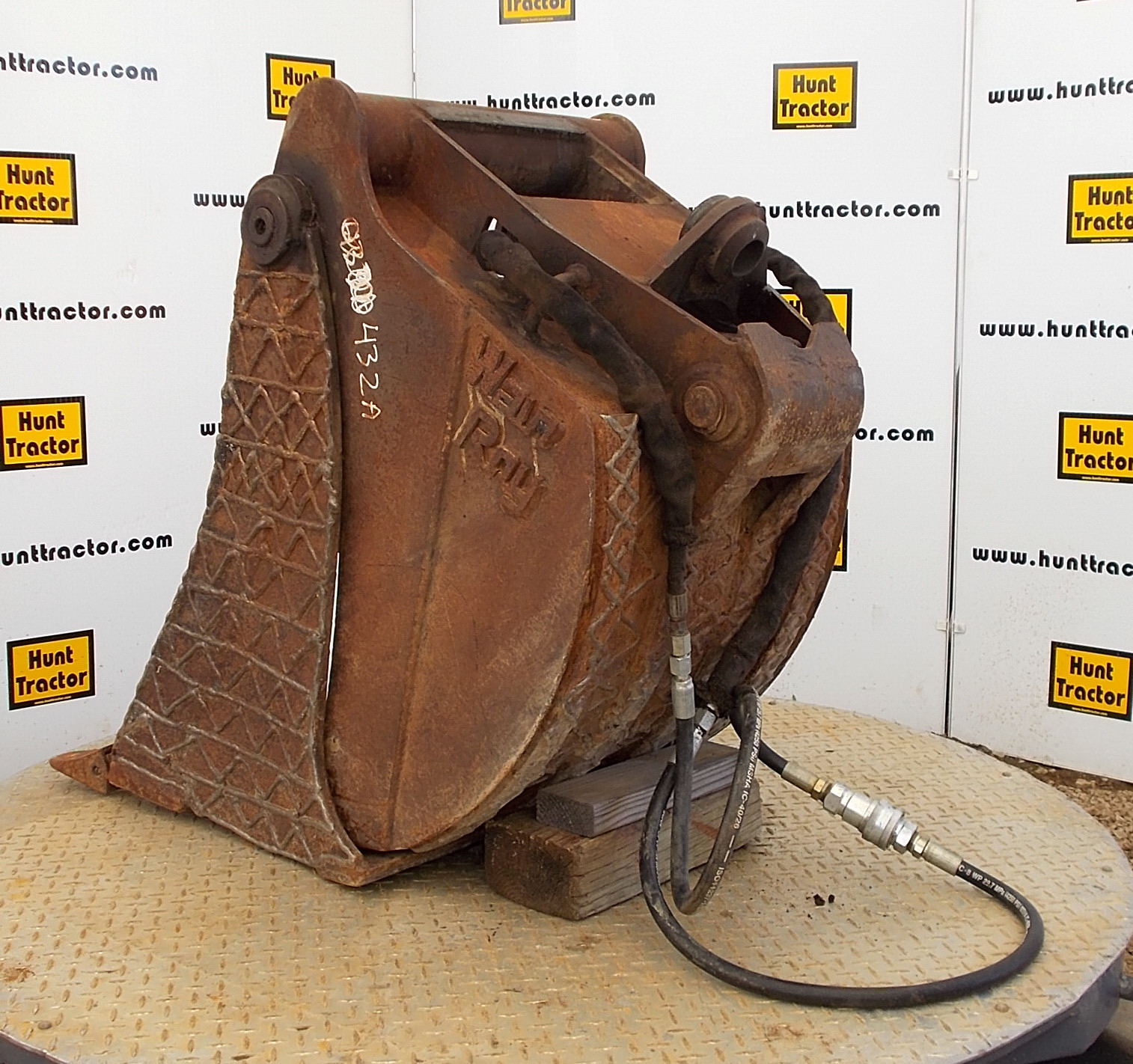 Used 24" 1/4 Yd WainRoy Jaw Bucket For Sale