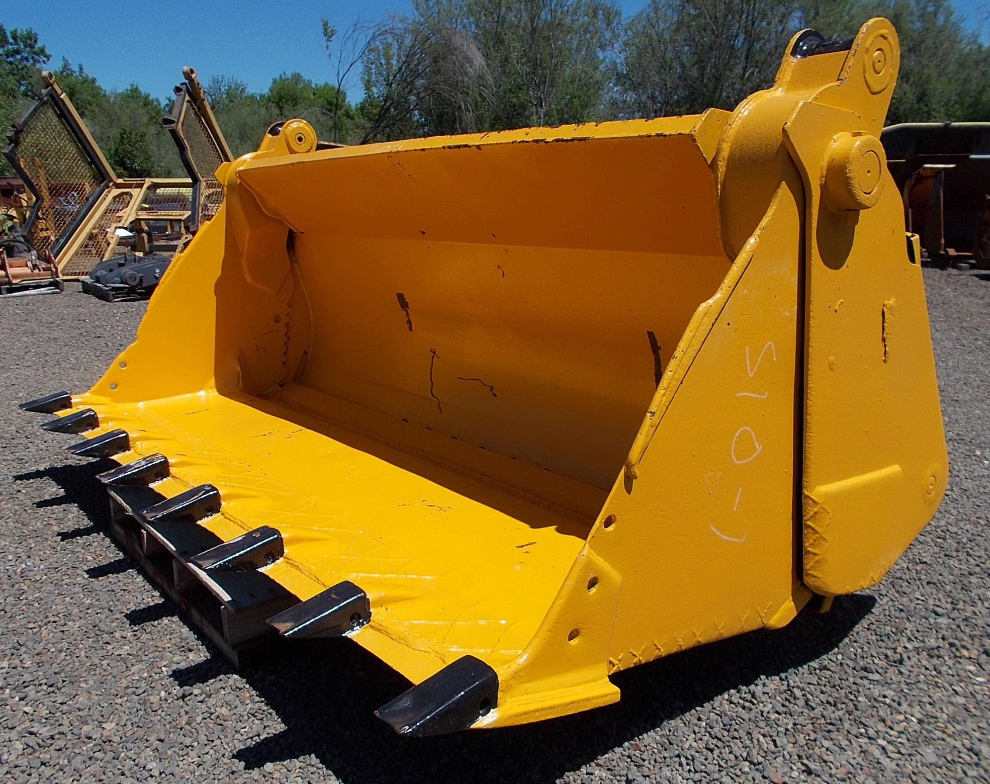 Hunt Tractor Used 103" John Deere 544E PinOn 41 Loader Bucket For Sale