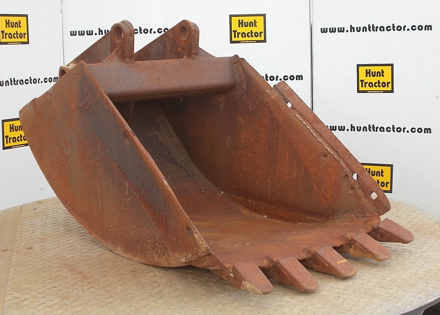 60104-24in Ford 3400 Bucket-1