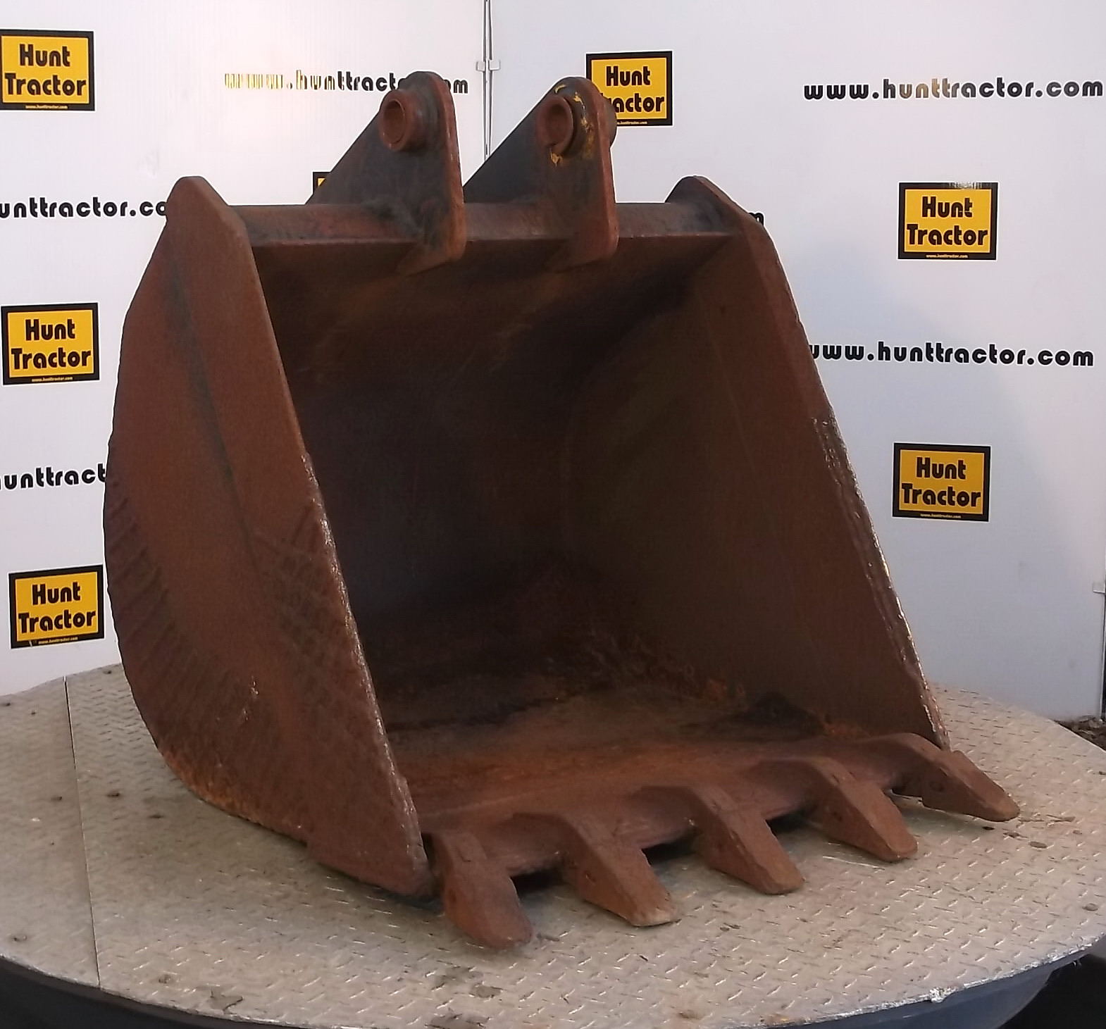 Used 30" JCB 214 PinOn Backhoe Bucket For Sale