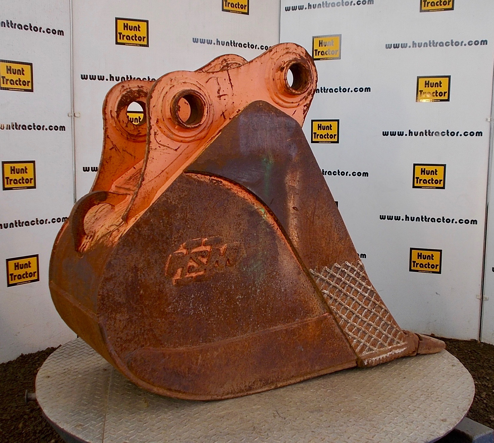 Used 24" Hitachi EX150 PinOn Excavator Bucket For Sale