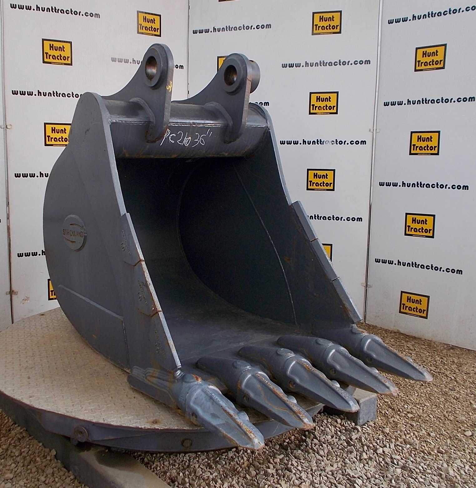 New 36" Komatsu PC2006 PinOn Excavator Bucket For Sale