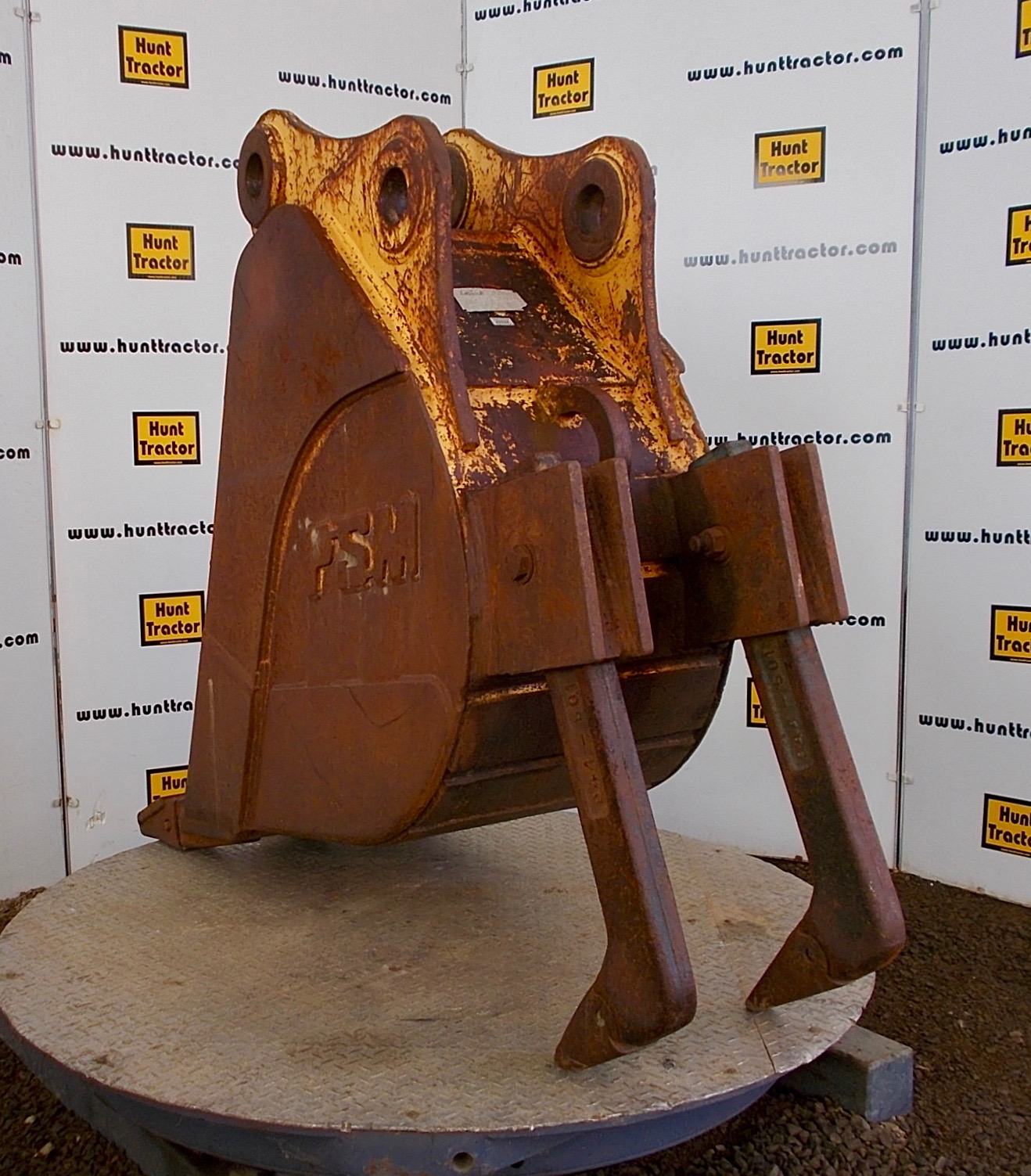 Used 24" John Deere 200 PinOn Excavator Bucket For Sale