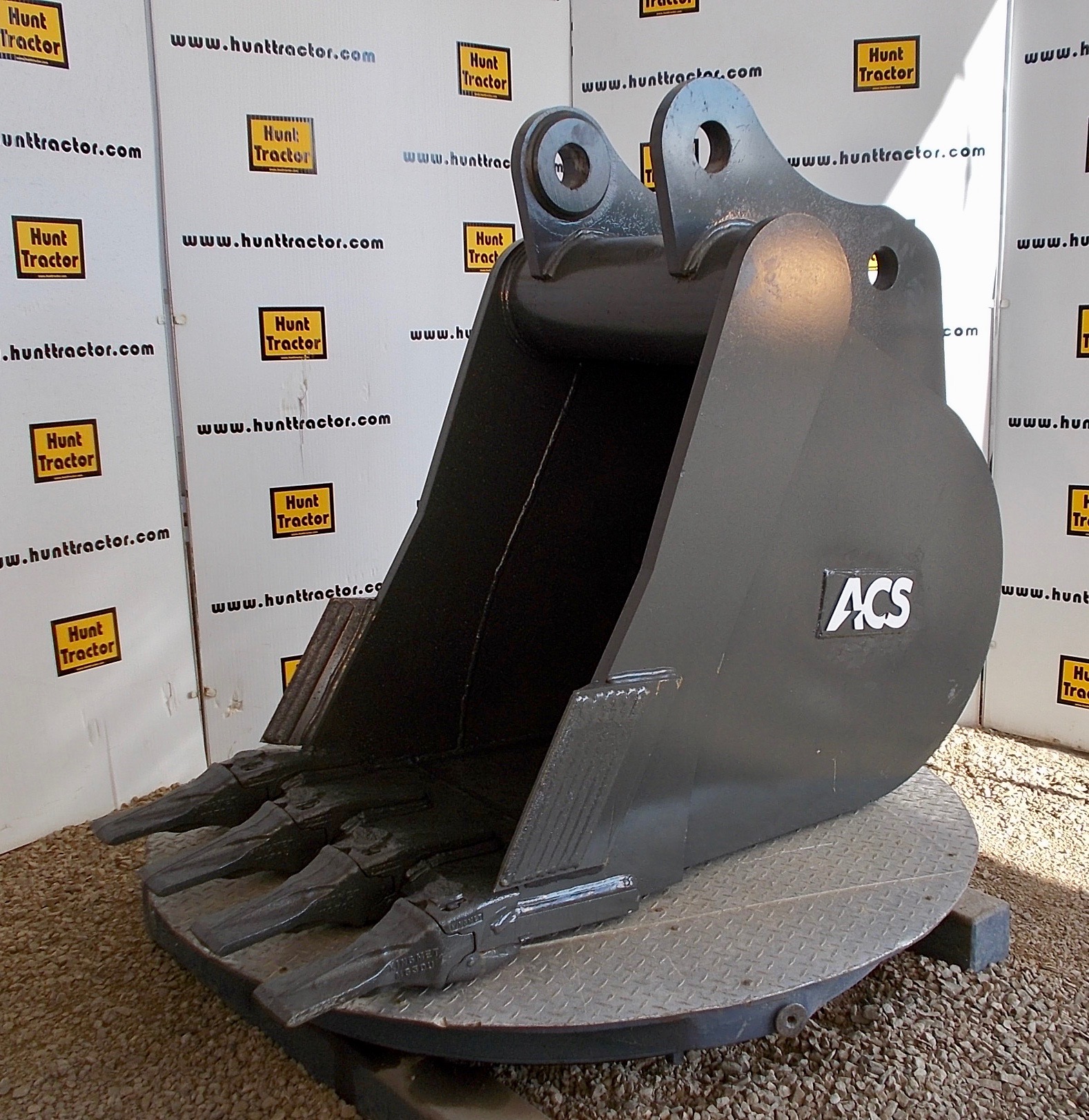 New 33" Doosan 220V PinOn Excavator Bucket For Sale