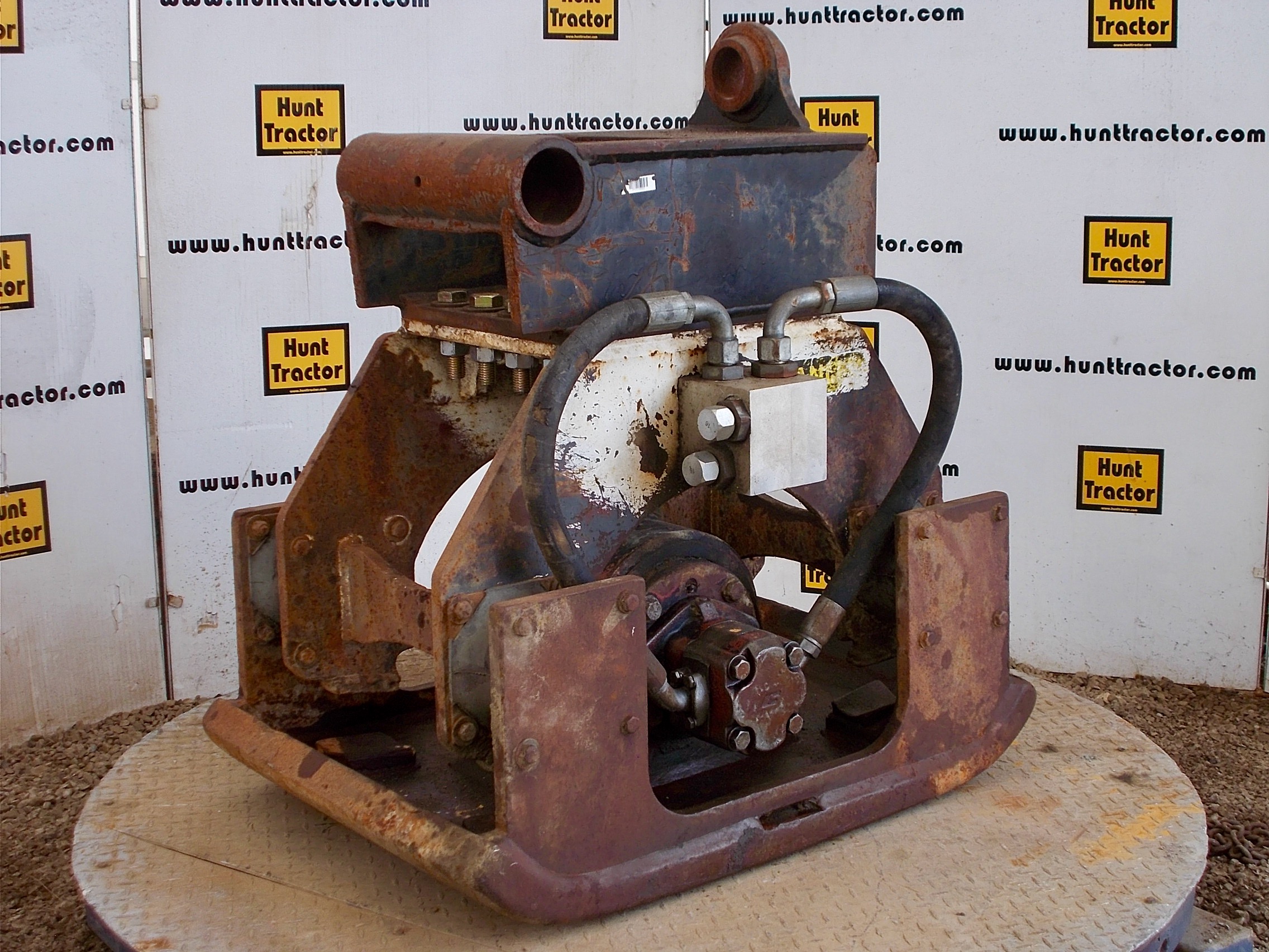 Hydraulic vibratory clearance plate compactor