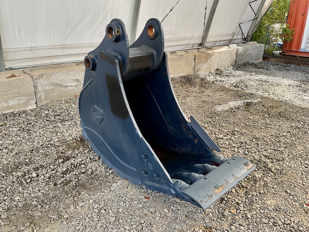 51871-24%22 Komatsu PC200 Bucket-1