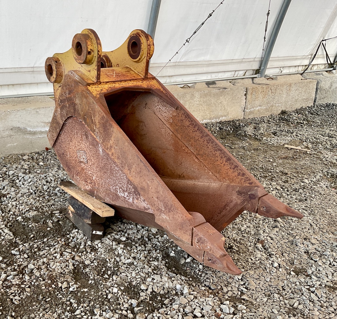 52026-24%22 Cat B Link Frost Bucket-1